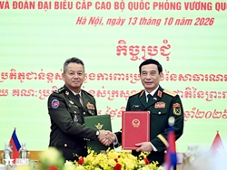 General Phan Van Giang Holds Talks with Cambodian Counterpart